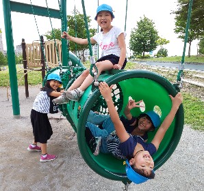 写真:遊具で遊ぶ様子1