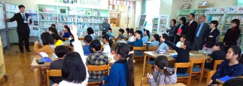 写真:学校図書館での学習の様子