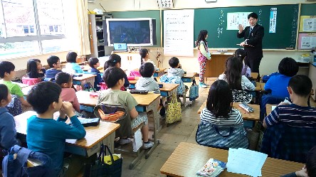 写真:インタビューについて学習の様子1