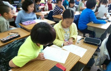 写真:インタビューについて学習の様子2