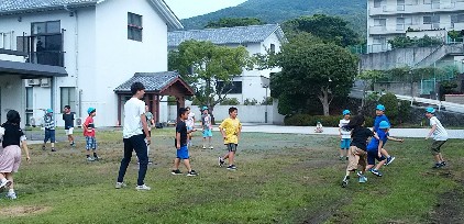 写真:中庭で鬼ごっこ