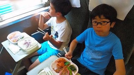 写真:車内で昼食