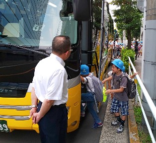 写真:社会科見学　バスに乗り込む様子