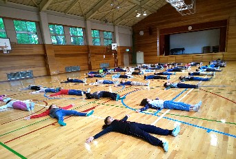 写真:体育館で体操