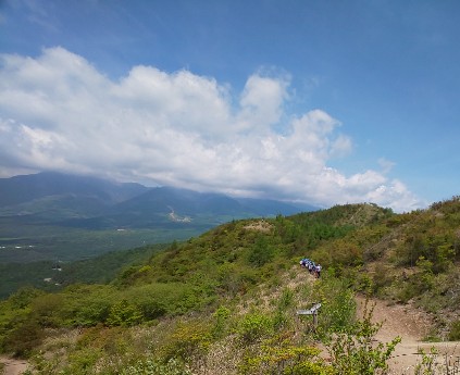 写真:山道を歩いている様子