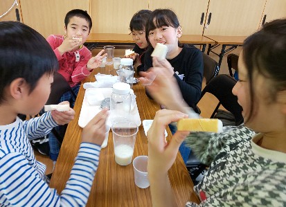 写真:手作りバターの試食