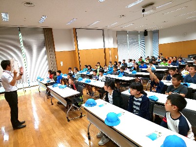 写真:説明を受ける様子2