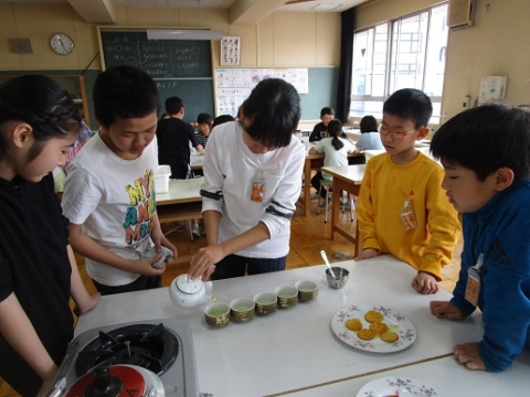 写真:お茶を入れる様子