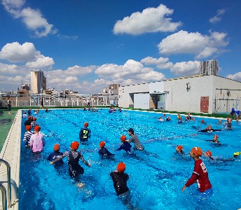 写真:着衣水泳を行う様子