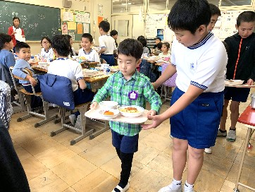 写真:ふれあい給食の様子1