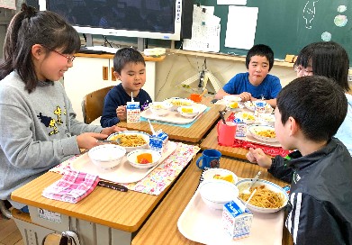 写真:ふれあい給食の様子2