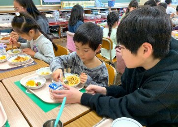 写真:ふれあい給食の様子3