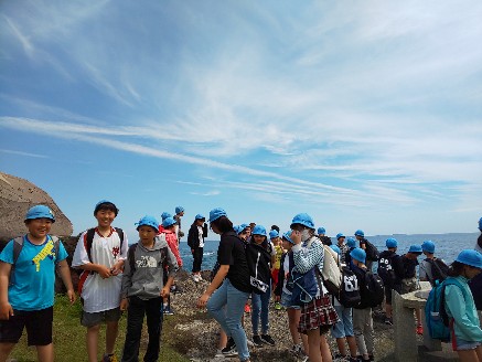 写真:恵比寿島を散策の様子