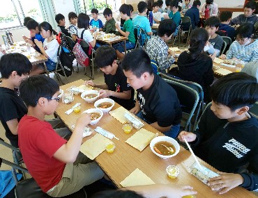 写真:昼食の時間