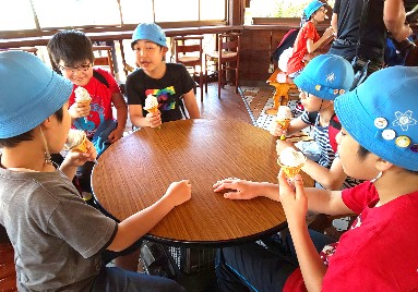 写真:ソフトクリームを食べている様子