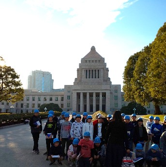 国会議事堂前での集合写真