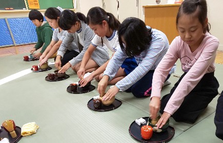 写真:茶道　カシャカシャ音を立ててお茶を泡立てる様子