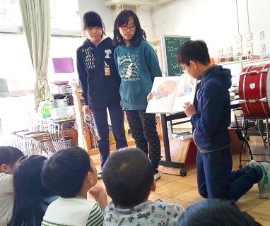 写真:図書委員会　幼稚園児へ読み聞かせする様子(11月21日)