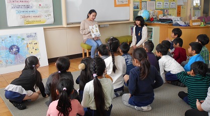 写真:図書委員会　幼稚園児へ読み聞かせする様子(2月25日)