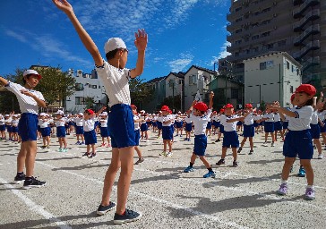 写真:運動会全体練習　ラジオ体操