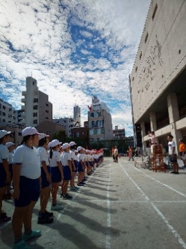 写真:運動会全体練習　校歌