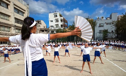 写真:運動会全体練習　応援合戦