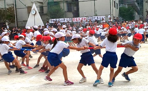 写真:3年生「棒引き」