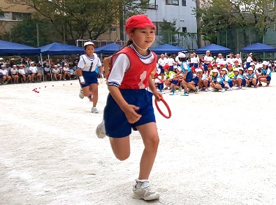 写真:紅白対抗リレー(低学年)