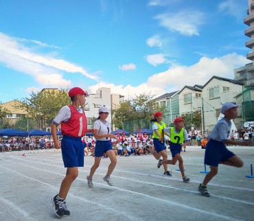 写真:紅白対抗リレー(高学年)