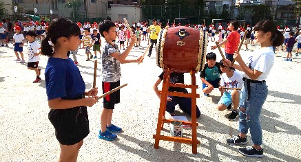 写真:「三日音頭」太鼓をたたく様子