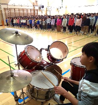 写真:ドラムを演奏する様子