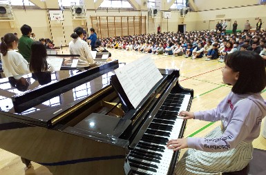 写真:「琴・音楽クラブ」発表会の様子1