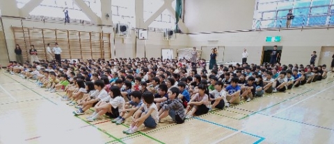 写真:音読朝会2年生2