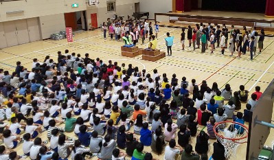 写真:音読朝会4年生「落語発表会をしよう」1