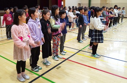 写真:音読朝会3年生「おめでとう」