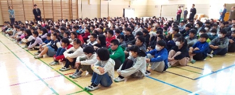 写真:音読朝会1年生「おむすびころりん」3