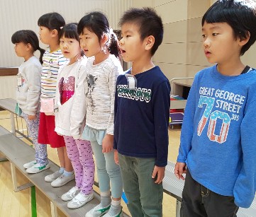 写真:1年生学芸会練習「くじらぐも」2