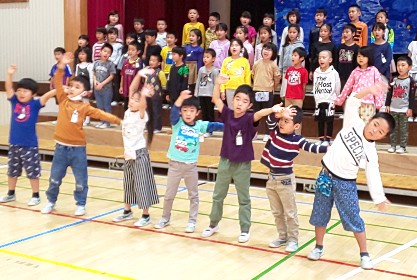 写真:1年生学芸会練習「くじらぐも」3