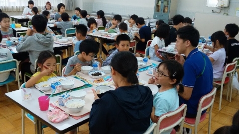 写真:交流給食の様子