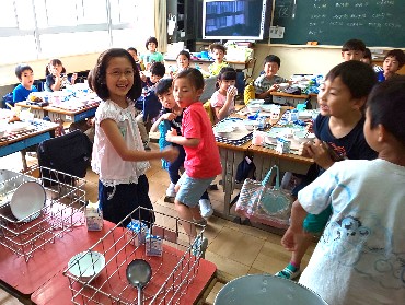 写真:給食の時間1