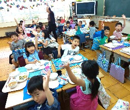 写真:給食の時間2