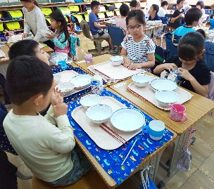 写真:給食の時間5