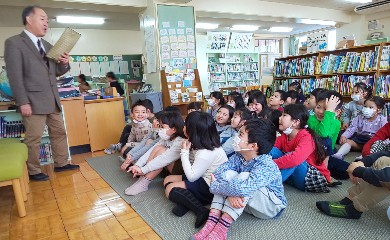 写真:先生によるお話し会「すっぽんぽん」