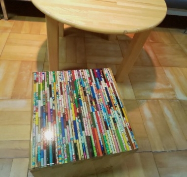 写真:使い古しの鉛筆を並べデザインした椅子