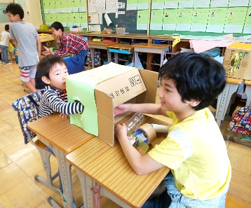 写真:物あてに挑戦