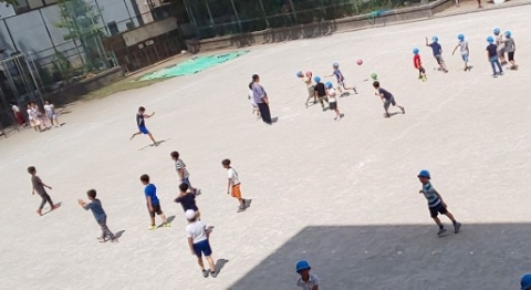 写真:校庭で遊ぶ子どもたち
