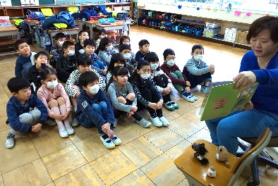 写真:2月24日　読み聞かせの様子1