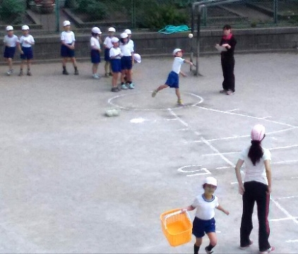 写真:ソフトボール投げ