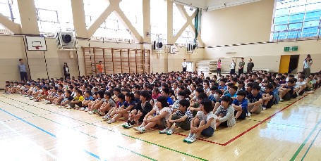 写真:全校朝会の様子