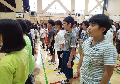 写真:1学期終業式　校歌を歌う様子